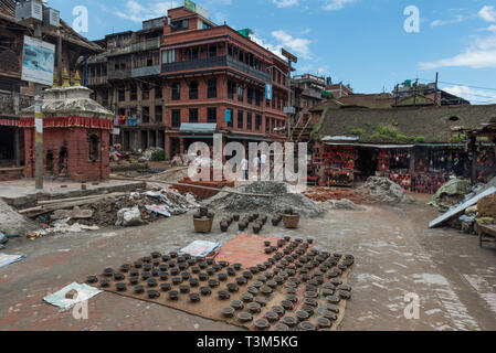Pentole di creta essiccamento in ceramica quadrata, bhaktapur Foto Stock