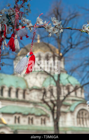 Martenitsi appeso al ramo di un albero esterno Cattedrale Alexander Nevski, Sofia, Bulgaria, l'Europa. Foto Stock