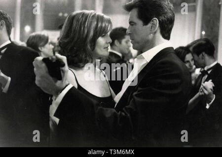 Di Renè Russo e Pierce Brosnan nel film Il Thomas Crown Affair, 1999 Foto Stock