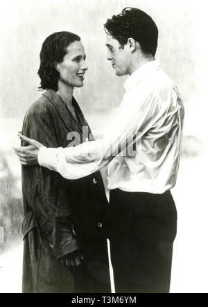 Andie MacDowell e Hugh Grant nel film Quattro matrimoni e un funerale, 1994 Foto Stock