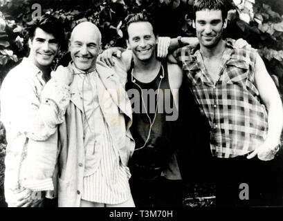 Steven Weber, Michael T. Weiss, Patrick Stewart, e Bryan Batt nel film Jeffrey, 1995 Foto Stock