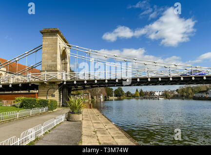 MARLOW, Inghilterra - Marzo 2019: la sospensione ponte sopra il fiume Tamigi in Marlow Foto Stock