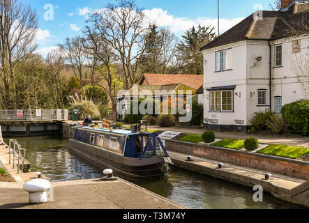 MARLOW, Inghilterra - Marzo 2019: Stretta barca in blocco sul Fiume Tamigi in Marlow Foto Stock