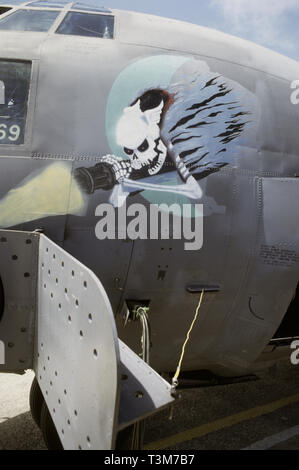 Il 30 ottobre 1993 il cranio & Gatling Gun stemma dipinto sul lato della porta della fusoliera di un USAF Lockheed AC-130H 'Spectre' Gunship all aeroporto di Mogadiscio, Somalia. Foto Stock