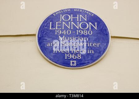 English Heritage targa blu che indica l'ex casa di John Lennon gli stati dei Beatles gruppo pop Foto Stock