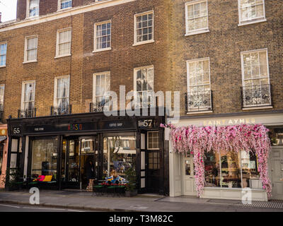 Saint Aymes, Luxury Gold esperienza Tea Shop, Connaught Village, Westminster, London, England, Regno Unito, GB. Foto Stock