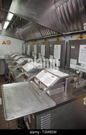 Friggitrici sul ristorante cucina, marchi rimosso Foto Stock
