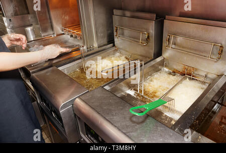 Friggitrice con olio bollente sul ristorante cucina Foto Stock