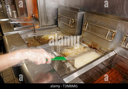 Friggitrici con olio bollente su fast food cucina Foto Stock