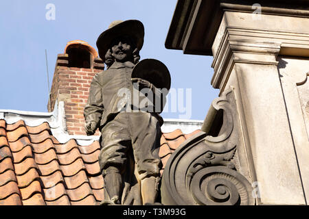 Scolpita la figura di un epoca aurea olandese artista in Haarlem, Paesi Bassi. La figura è sul tetto del Frans Hals Museum. Foto Stock