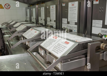 Friggitrice sul ristorante cucina, marchi rimosso Foto Stock