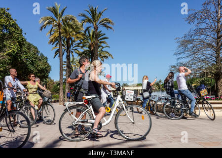 Valencia turisti in bicicletta in Turia Garden Valencia Spagna città bicicletta Europa Foto Stock