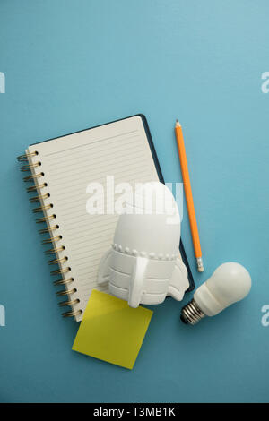 Avvio del business. Il razzo spaziale con Notepad. Business development concept Foto Stock