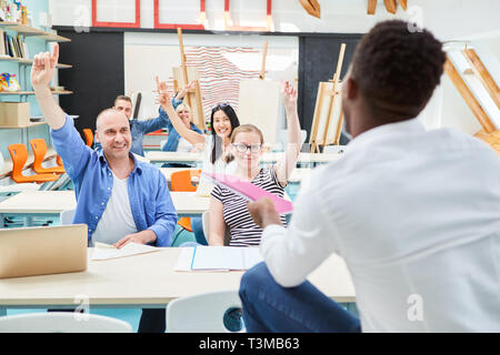 Gli studenti partecipano motivati nella classe all'Accademia delle Belle Arti Foto Stock