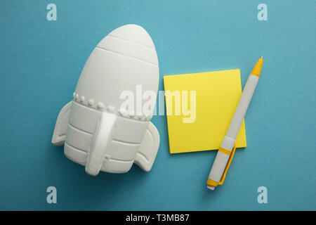 Avvio del business. Il razzo spaziale con Notepad. Business development concept Foto Stock