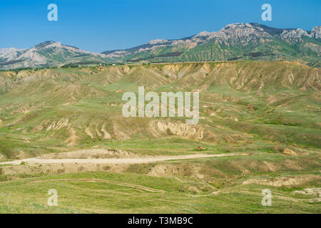 Molla di Crimea panorama su Capo Meganome vicino Karadag montagna vulcanica di gamma su un mare Nero a riva, Ucraina. Foto Stock