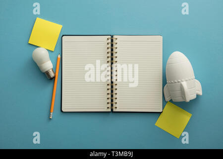 Avvio del business. Il razzo spaziale con Notepad. Business development concept Foto Stock