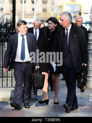 Il vice presidente esecutivo fai John Delaney (destra) il presidente del fai Donal Conway (sinistra) e il capo esecutivo fai Interim Rea Walshe arrivano a Leinster House, Dublino, in quanto rappresentanti dell'Associazione calcistica d'Irlanda devono dare prova al Comitato congiunto per i trasporti, il turismo e lo sport. Foto Stock