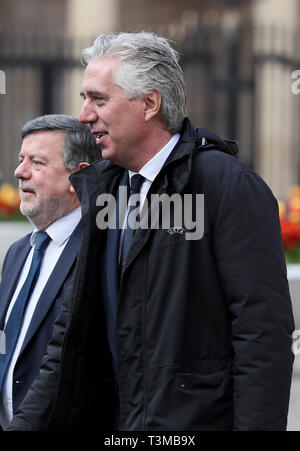 Il vicepresidente esecutivo del fai John Delaney (a destra) e il presidente del fai Donal Conway arrivano a Leinster House, Dublino, in quanto i rappresentanti dell'Associazione calcistica irlandese devono dare prova al Comitato congiunto per i trasporti, il turismo e lo sport. Foto Stock