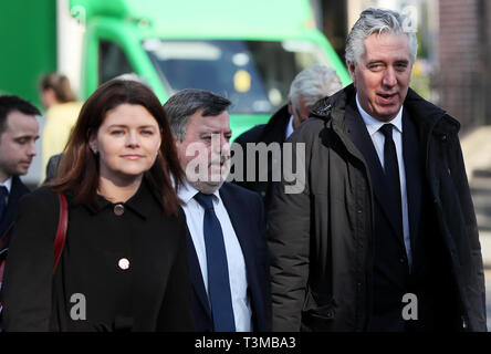 FAI executive vice-presidente John Delaney (destra) FAI presidente Donal Conway (centro) e fai Interim Chief Executive Rea Walshe arriva a Leinster House, Dublino, come rappresentanti della Football Association of Ireland sono per dare evidenza al comitato misto per i trasporti, il turismo e lo sport. Foto Stock