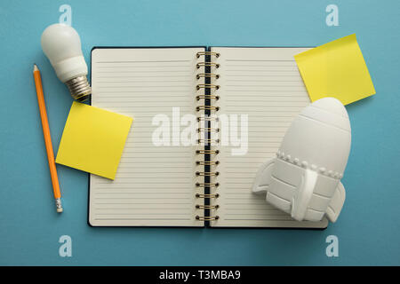 Avvio del business. Il razzo spaziale con Notepad. Business development concept Foto Stock