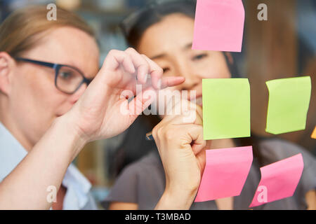 Due donne business analizzare idee progetto creativo seminario di brainstorming Foto Stock