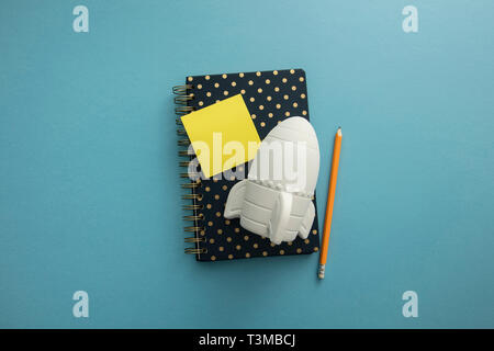 Avvio del business. Il razzo spaziale con Notepad. Business development concept Foto Stock