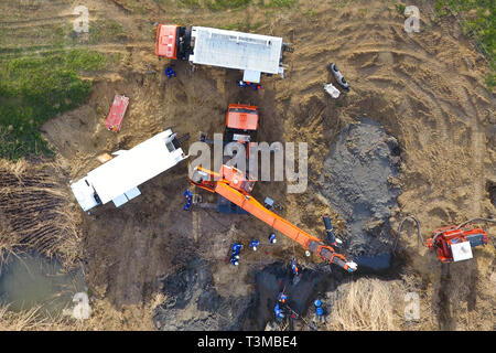 La riparazione del gasdotto la sezione che passa attraverso il canale dell'acqua. I lavori di riparazione. Foto Stock