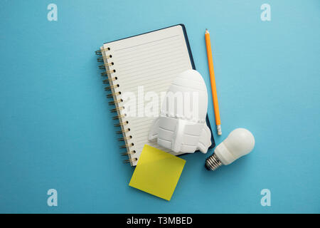 Avvio del business. Il razzo spaziale con Notepad. Business development concept Foto Stock