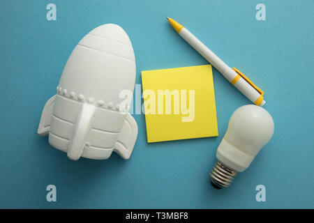 Avvio del business. Il razzo spaziale con Notepad. Business development concept Foto Stock