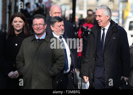 Il vicepresidente esecutivo fai John Delaney (destra) il presidente del fai Donal Conway (centro) il capo esecutivo fai Interim Rea Walshe (sinistra) e il direttore delle comunicazioni Cathal Dervan (seconda sinistra) arrivano a Leinster House, Dublino, in quanto i rappresentanti dell'Associazione calcistica d'Irlanda devono dare prova al Comitato congiunto per i trasporti, Turismo e Sport. Foto Stock