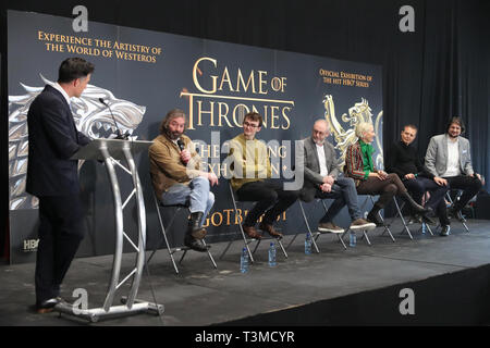 Da sinistra a destra; l'host Graham Little, attori Ian Beattie, Isaac Hempstead Wright e Liam Cunningham, costumista Michele Clapton, Robin Stapley di GES Eventi e Jeff Peters, HBO vice presidente per le licenze e la vendita al dettaglio in occasione del lancio del gioco di troni itinerante al Titanic Exhibition Centre di Belfast. Foto Stock