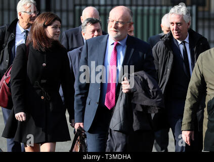 FAI executive vice-presidente John Delaney (destra) FAI e fai Interim Chief Executive Rea Walshe (sinistra) arrivano a Leinster House, Dublino, come rappresentanti della Football Association of Ireland sono per dare evidenza al comitato misto per i trasporti, il turismo e lo sport. Foto Stock