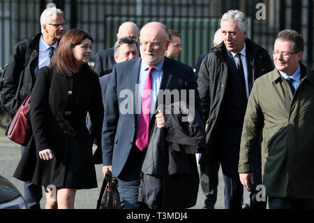 FAI executive vice-presidente John Delaney (seconda a destra) FAI e fai Interim Chief Executive Rea Walshe (sinistra) arrivano a Leinster House, Dublino, come rappresentanti della Football Association of Ireland sono per dare evidenza al comitato misto per i trasporti, il turismo e lo sport. Foto Stock