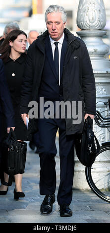 FAI executive vice-presidente John Delaney (destra) FAI e fai Interim Chief Executive Rea Walshe arriva a Leinster House, Dublino, come rappresentanti della Football Association of Ireland sono per dare evidenza al comitato misto per i trasporti, il turismo e lo sport. Foto Stock