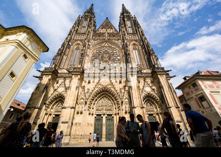 Praga. Repubblica ceca. Cattedrale di San Vito (Metropolitan Cattedrale dei Santi Vito, Venceslao e Adalberto ), situato all'interno del Castello di Praga. Foto Stock