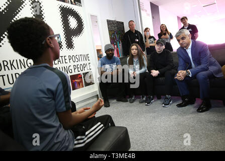 Il sindaco di Londra Sadiq Khan (destra) incontra i giovani hanno aiutato dalla carità XLP, durante una visita alla carità pop-up shop in Stratford shopping centre, a est di Londra. Foto Stock