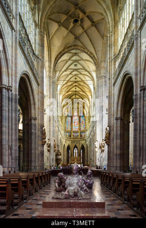 Praga. Repubblica ceca. Cattedrale di San Vito (Metropolitan Cattedrale dei Santi Vito, Venceslao e Adalberto ), interno con la statua di Sant Adalberto mi Foto Stock