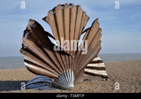 La dentellatura della scultura sulla spiaggia di Aldeburgh. Da un artista locale, Maggi Hambling, essa commemora Benjamin Britten la sua associazione con la zona. Foto Stock