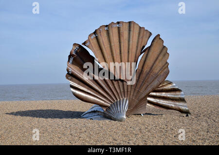 La dentellatura della scultura sulla spiaggia di Aldeburgh. Da un artista locale, Maggi Hambling, essa commemora Benjamin Britten la sua associazione con la zona. Foto Stock