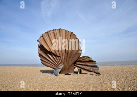 La dentellatura della scultura sulla spiaggia di Aldeburgh. Da un artista locale, Maggi Hambling, essa commemora Benjamin Britten la sua associazione con la zona. Foto Stock