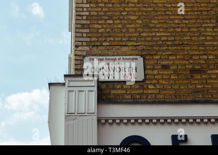 Dunworth Mews nome sign, London, Regno Unito Foto Stock