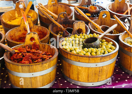 Varietà di cibi greca in un mercato in stallo il Mercato di Portobello a Notting Hill, Londra, Regno Unito Foto Stock