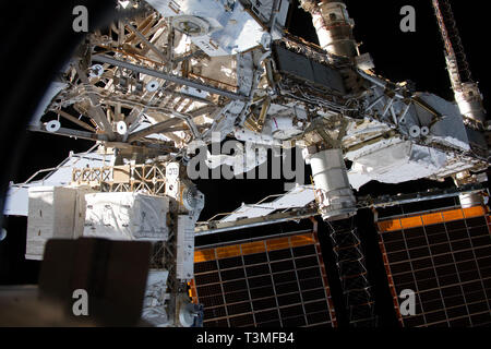 Expedition 59 David Saint-Jacques dell'Agenzia Spaziale Canadese e l'astronauta della NASA Anne McClain (strisce rosse sulla tuta di lavoro) aggiornamento dell'alimentazione durante un spacewalk al di fuori della Stazione Spaziale Internazionale Aprile 8, 2019 in orbita intorno alla terra. Gli astronauti McClain e Aia ha trascorso sei ore e trenta minuti al di fuori della stazione spaziale per aggiornare l'alimentatore per il Canadese-costruito il braccio robotico, noto come Canadarm2 e i cavi installati per fornire più espansiva di comunicazioni wireless la copertura al di fuori del complesso orbitale. Foto Stock