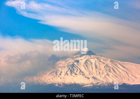 Fumatori snow-capped Etna Vulcano di sunrise, come visto da Taormina, Sicilia Foto Stock