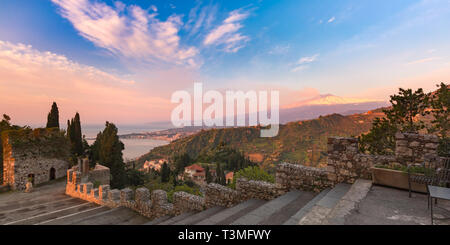 Vista panoramica del fumo snow-capped Etna Vulcano di sunrise, come visto da Taormina, Sicilia Foto Stock