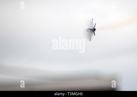 Un U.S. Air Force F-16CM Fighting Falcon fighter aircraft volato da magg. John Waters, esegue manovre aeree durante una dimostrazione di Viper display Team presso Shaw Air Force Base Aprile 6, 2019 in Sumpter, S.C. Foto Stock