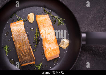 Grigliata di Filetti di Salmone in padella con timo e aglio Foto Stock