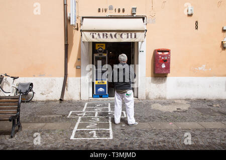 Roma, Italia. Decimo Apr, 2019. Campana in Borgo Pio, Roma, Italia Credito: Matteo Nardone/Pacific Press/Alamy Live News Foto Stock