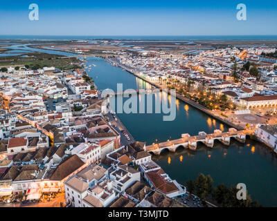 Aerial cityscape di bella Tavira con ponte romano sul fiume Gilao in serata, Algarve, PORTOGALLO Foto Stock